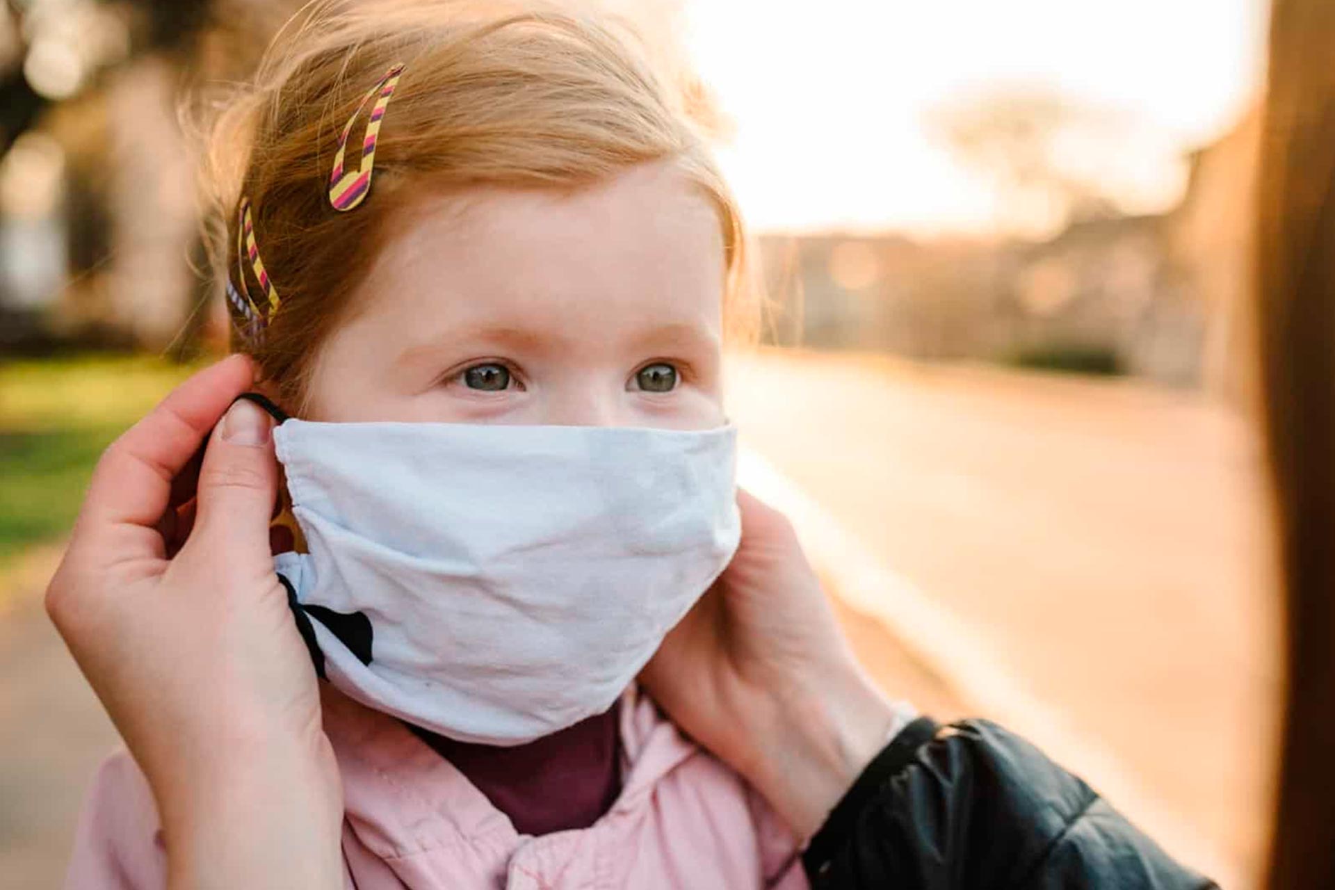 Crianças com 12 anos ou mais devem usar máscaras como os adultos segundo a OMS Crianças com 12 anos ou mais devem usar máscaras como os adultos segundo a OMS